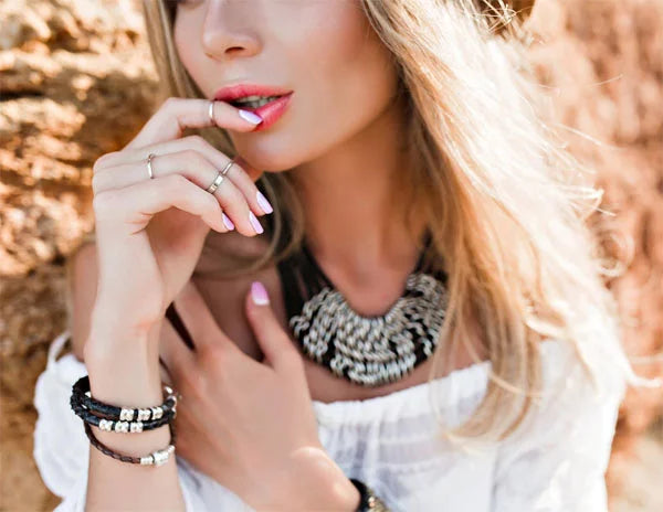 Jak dobrać biżuterię? Wskazówki i inspiracje jak nosić biżuterię w zależności od okazji, urody i stylu!