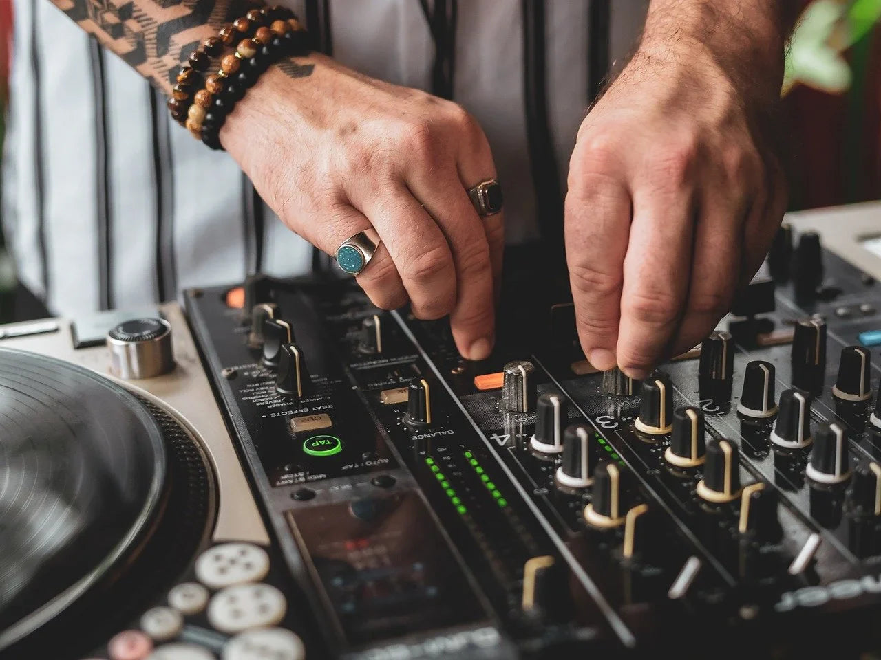 Jak nosić pierścionki, by podkreślić styl i nie popełnić modowego faux-pas?