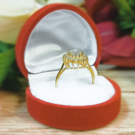 Złoty pierścionek z dużym kamieniem