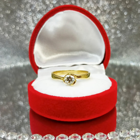 Złoty pierścionek zaręczynowy asymetryczny