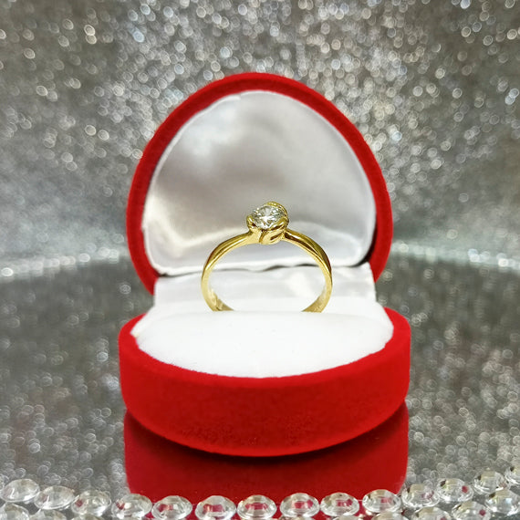 Złoty pierścionek zaręczynowy asymetryczny