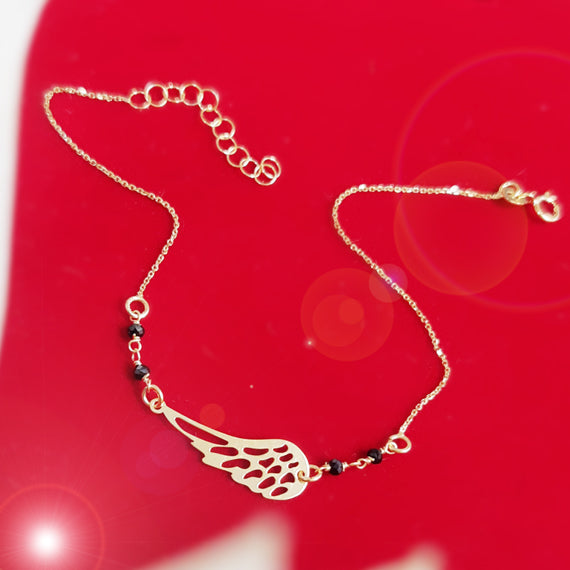 Złota bransoletka ze skrzydłem i koralikami