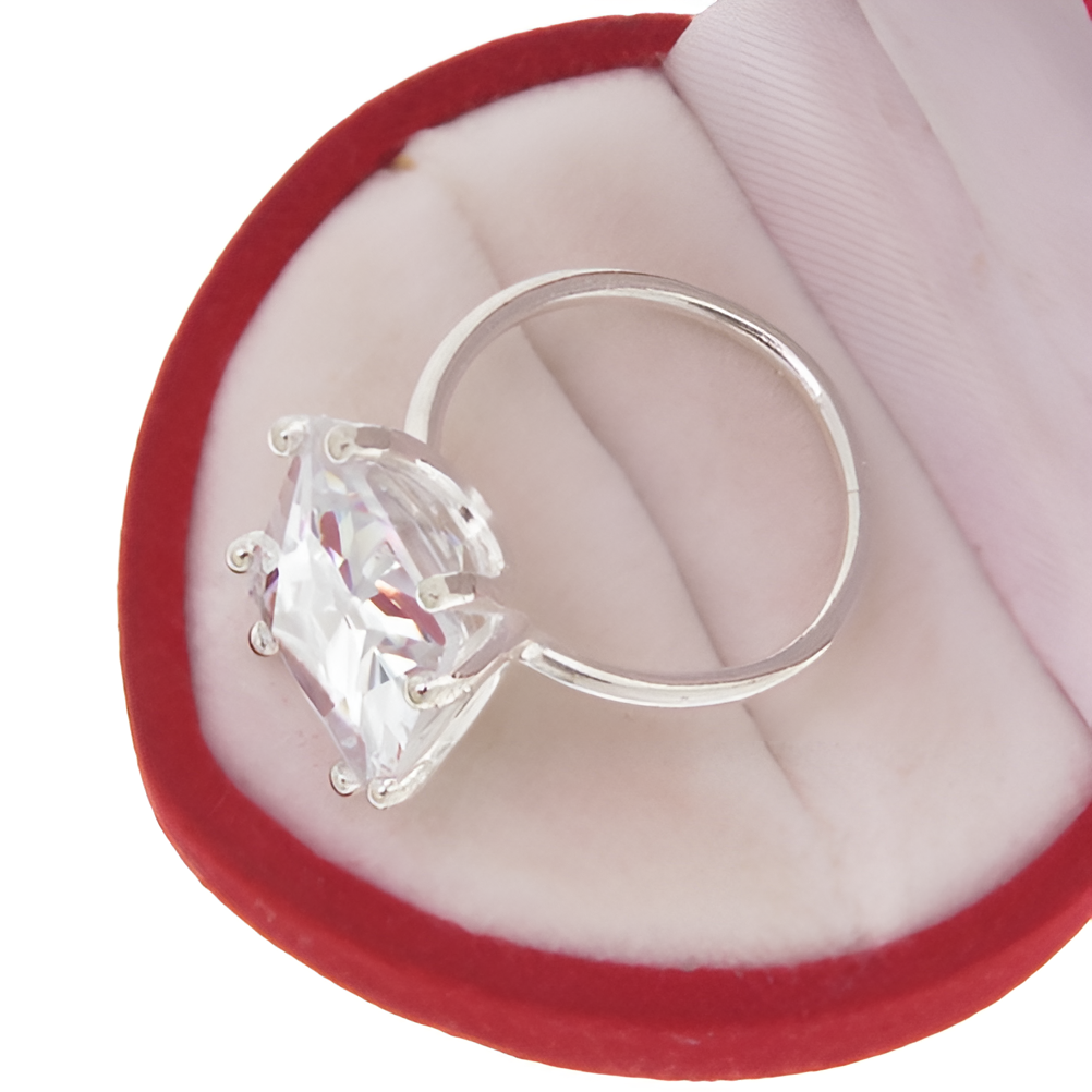 Pierścionek z dużą prostokątną cyrkonią