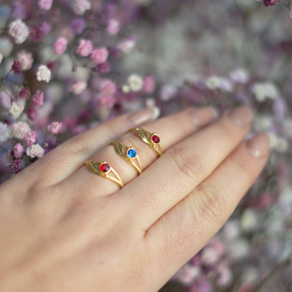 Pierścionek liść z kamieniem Black Onyx srebro pozłacane