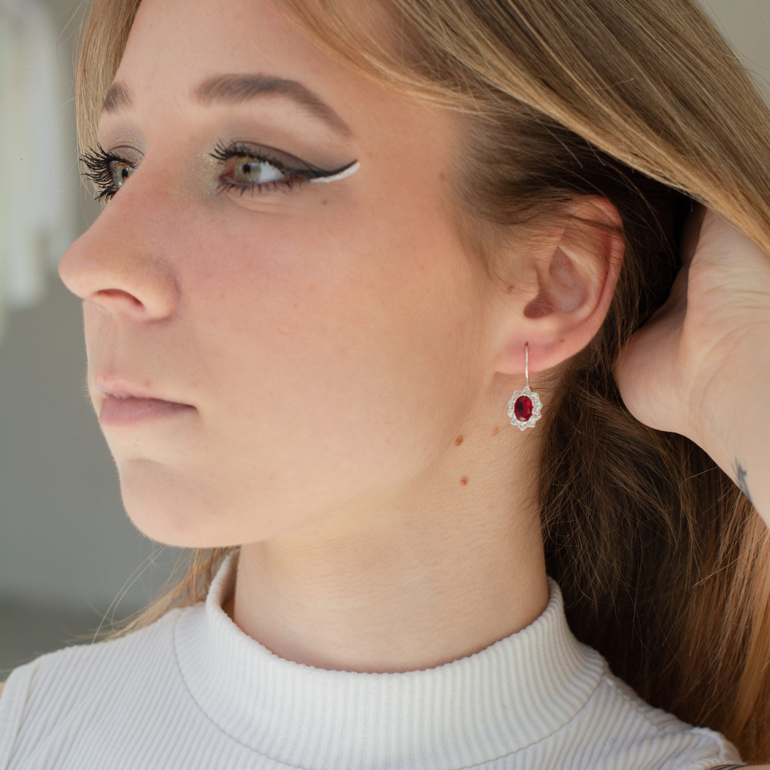 Wiszące kolczyki kwiat z rubinową cyrkonią