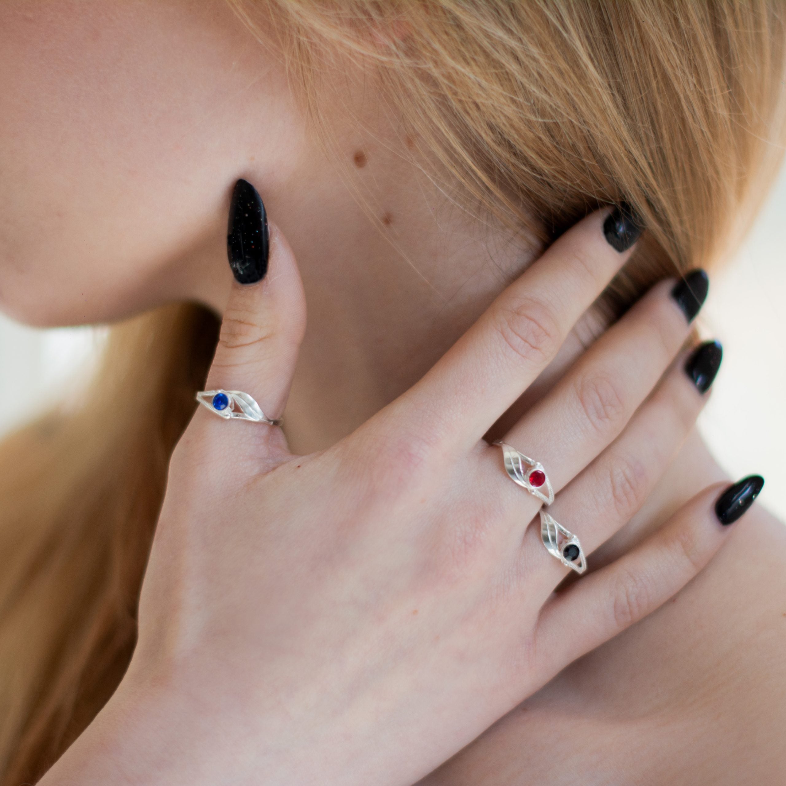 Pierścionek liść z kamieniem Black Onyx