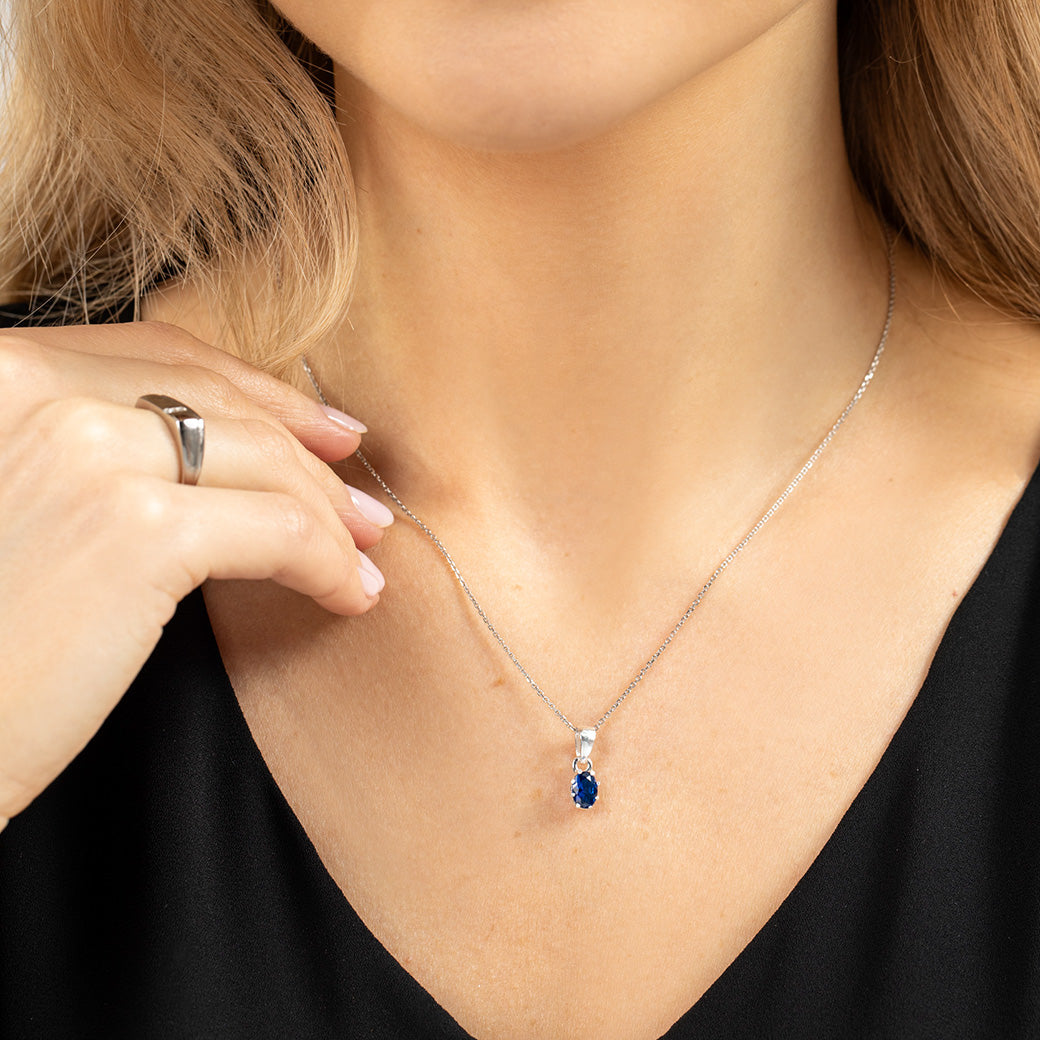 Wisiorek z szafirową owalną cyrkonią