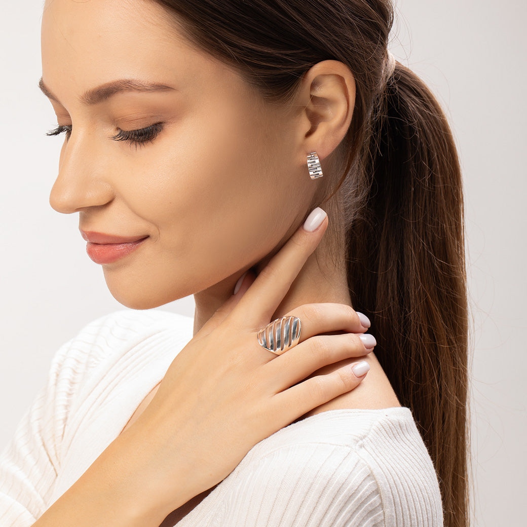 Wysoki pierścionek ze skośnymi paskami Rhapsody