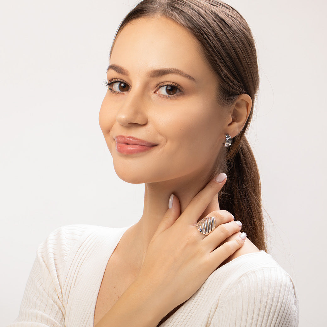 Wysoki pierścionek ze skośnymi paskami Rhapsody