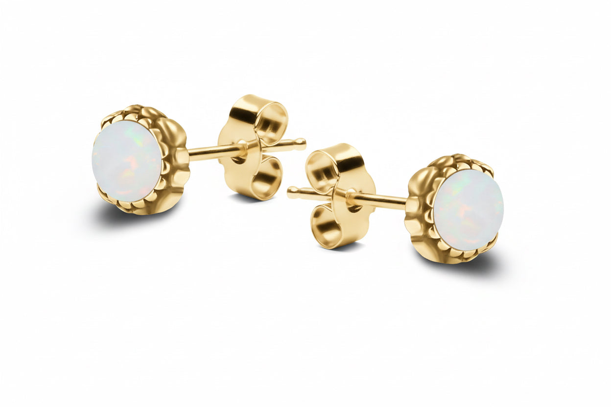 Kolczyki zdobione z białym opalem Retro Chic srebro pozłacane