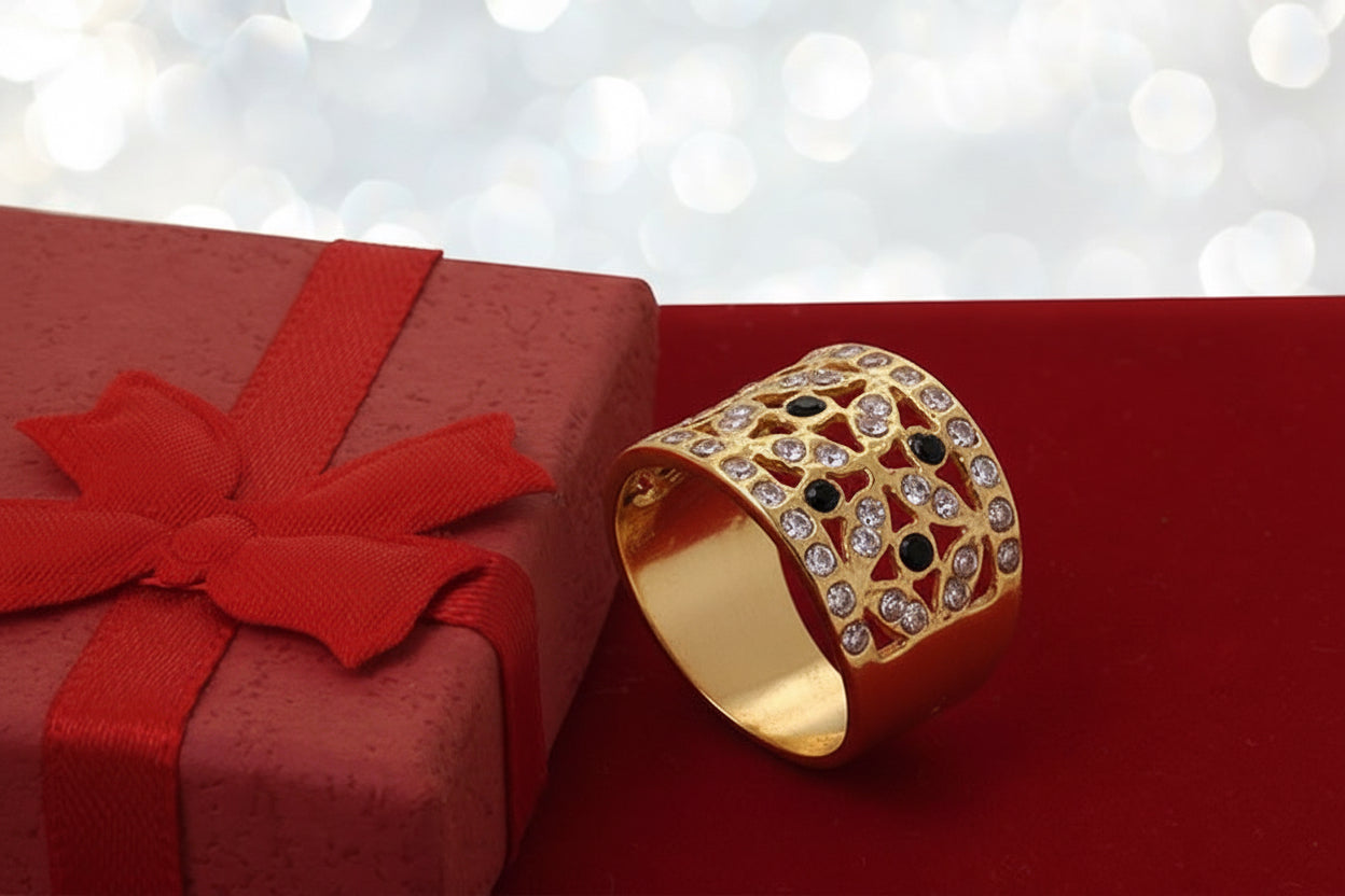 Szeroki ażurowy pierścionek z kamieniami