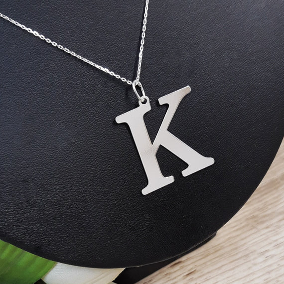 Naszyjnik celebrytka z dużą literą K