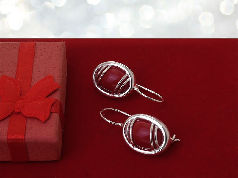 Kolczyki z czerwonym kamieniem