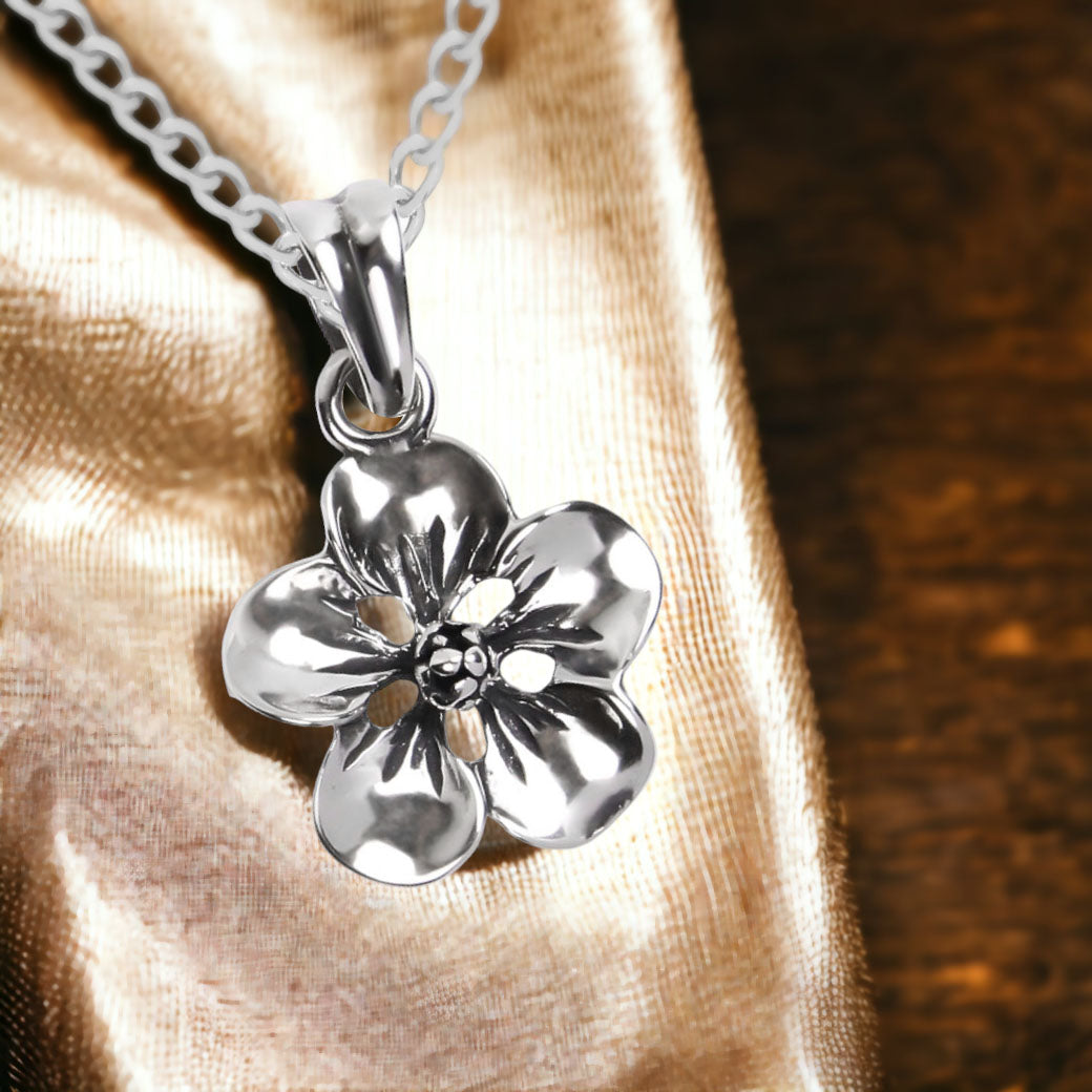 Wisiorek kwiatek z dużymi płatkami