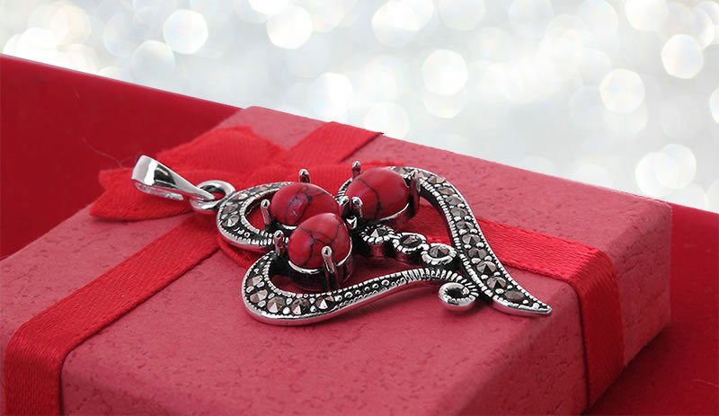 Wisiorek z markazytami i koralami