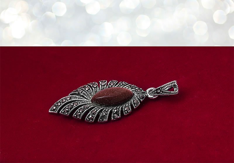 Wisiorek z markazytami i piaskiem pustyni