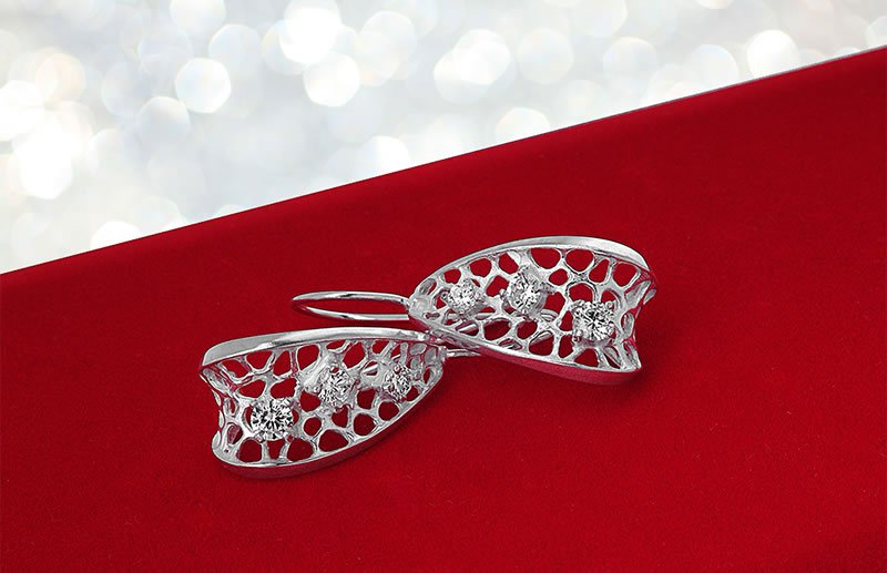 Zdobione ażurowe kolczyki z cyrkoniami