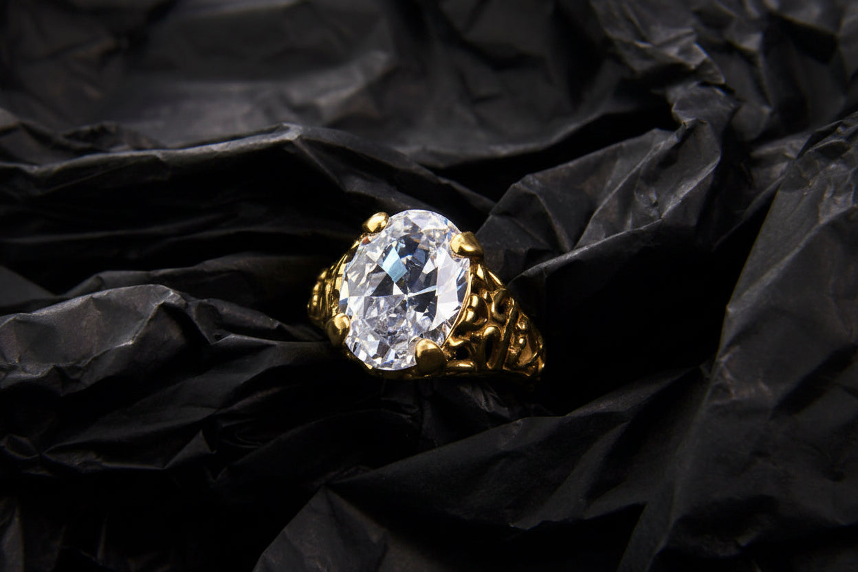 Pierścionek bogato zdobiony z owalną cyrkonią