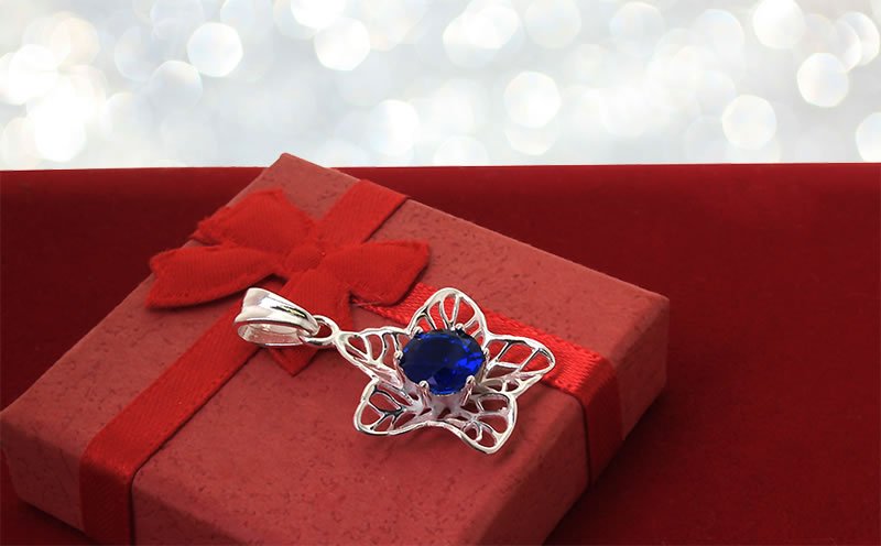 Wisiorek kwiat z szafirową cyrkonią