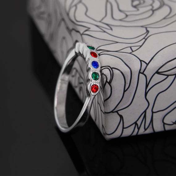 Pierścionek z kolorowymi oczkami