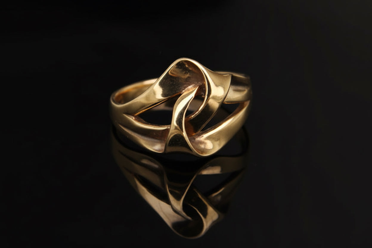 Pierścionek z przeplotem z przodu