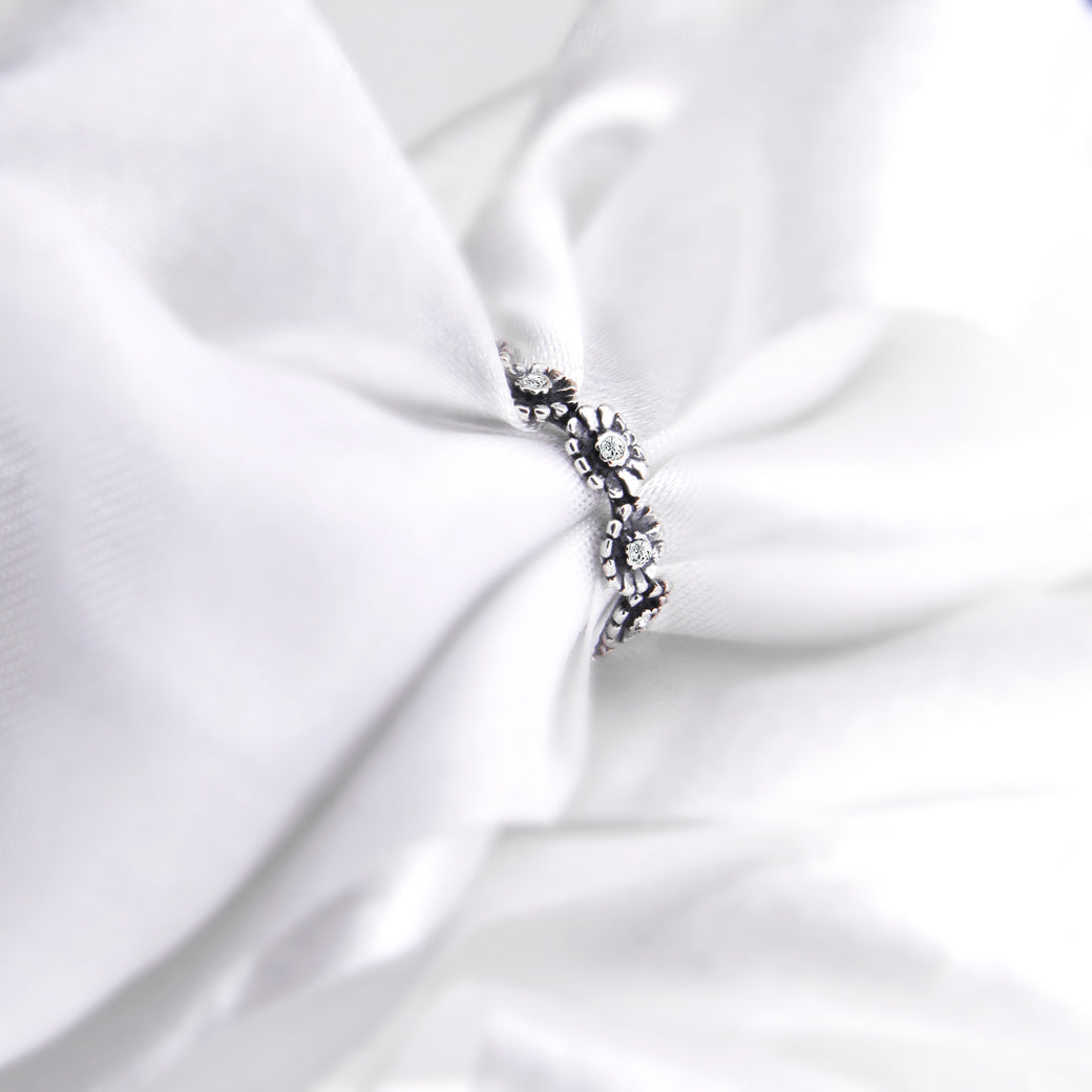 Obrączka stokrotka z cyrkoniami