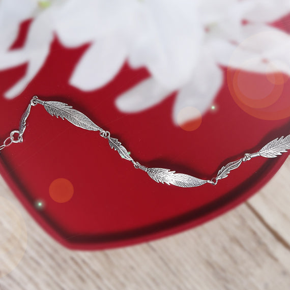 Bransoletka z piórkami