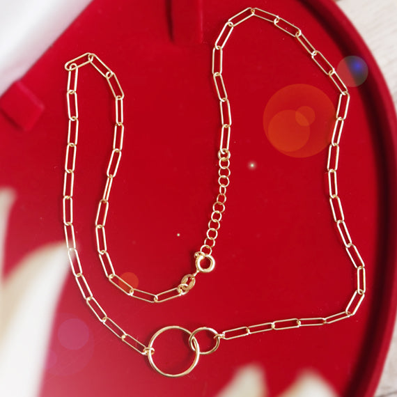 Naszyjnik z szerokimi ogniwami ozdobiony kółkami