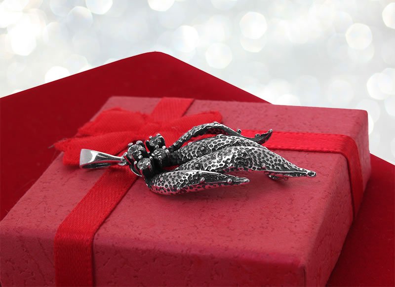 Zdobiony wisiorek z cyrkoniami