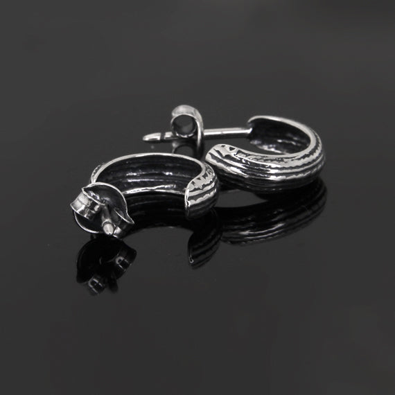 Srebrne kolczyki półokrągłe ze zdobieniami