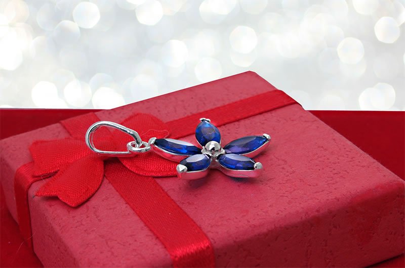 Wisiorek szafirowy kwiat