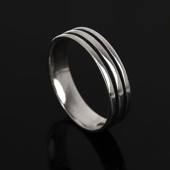 Obrączka z czarnymi paskami