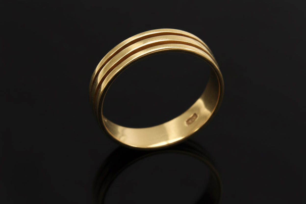 Obrączka z czarnymi paskami