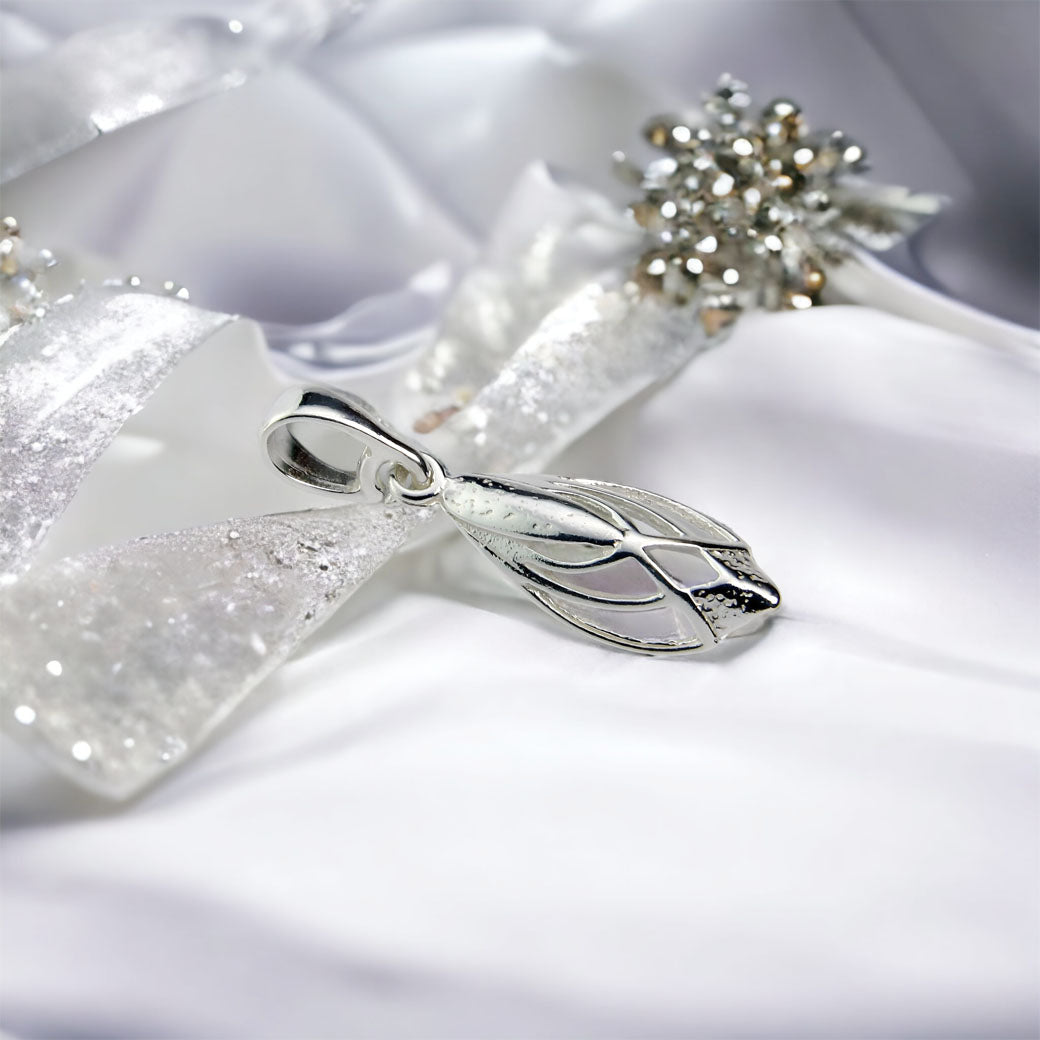 Wisiorek z ażurową ozdobą