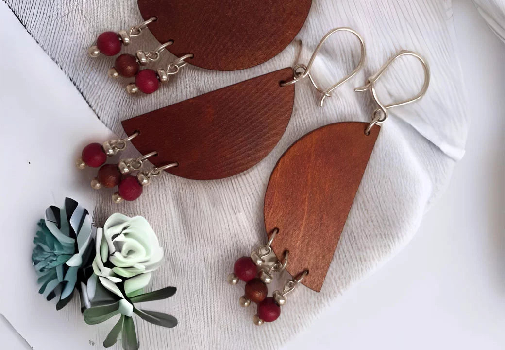 Drewniana biżuteria damska – połączenie srebra i drewna
