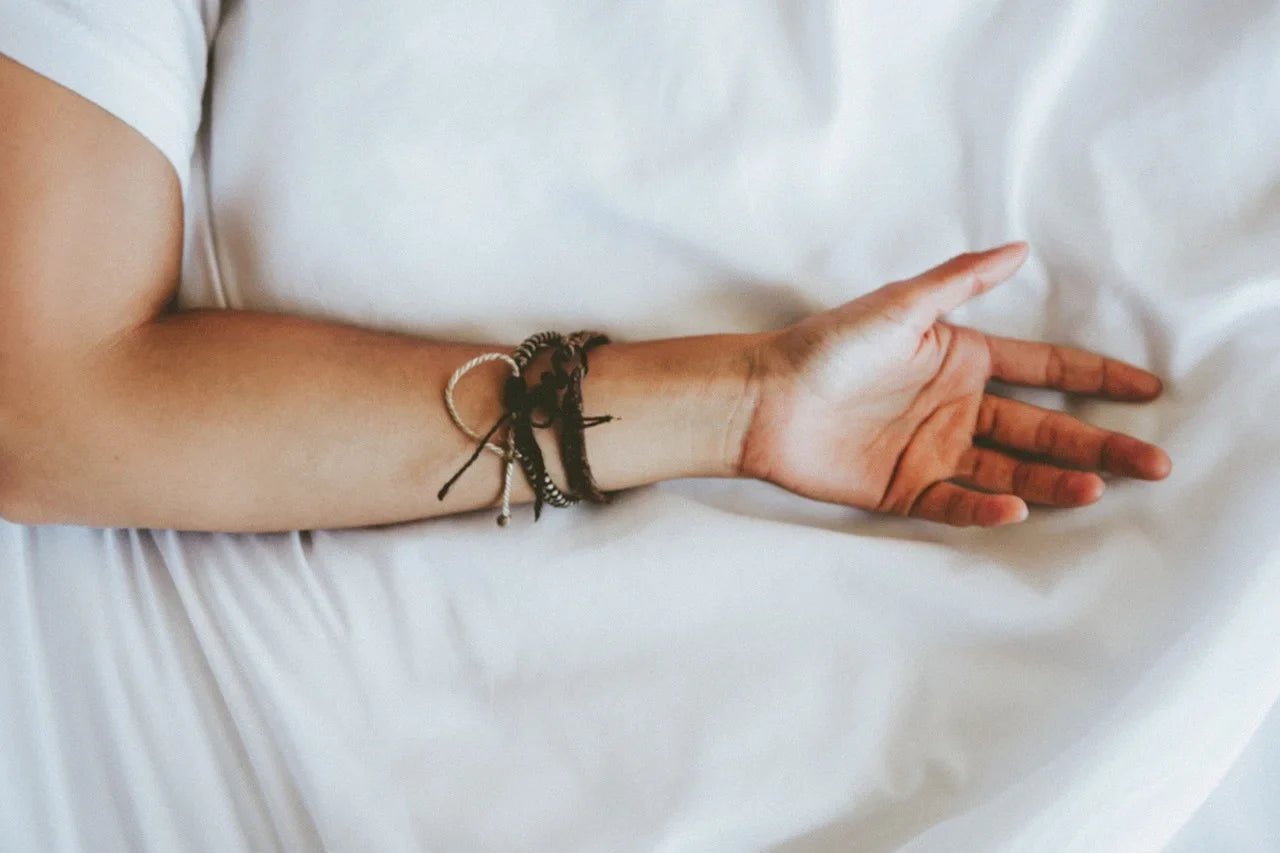 Jak zawiązać bransoletkę ze sznurka – jak wybrać idealny model?