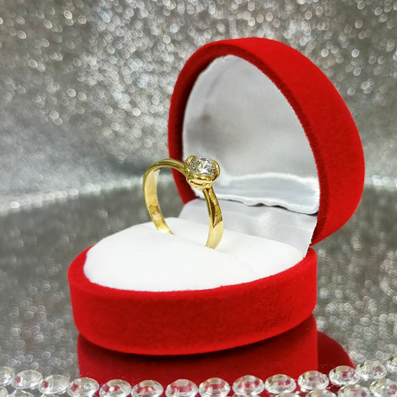 Złoty pierścionek zaręczynowy asymetryczny