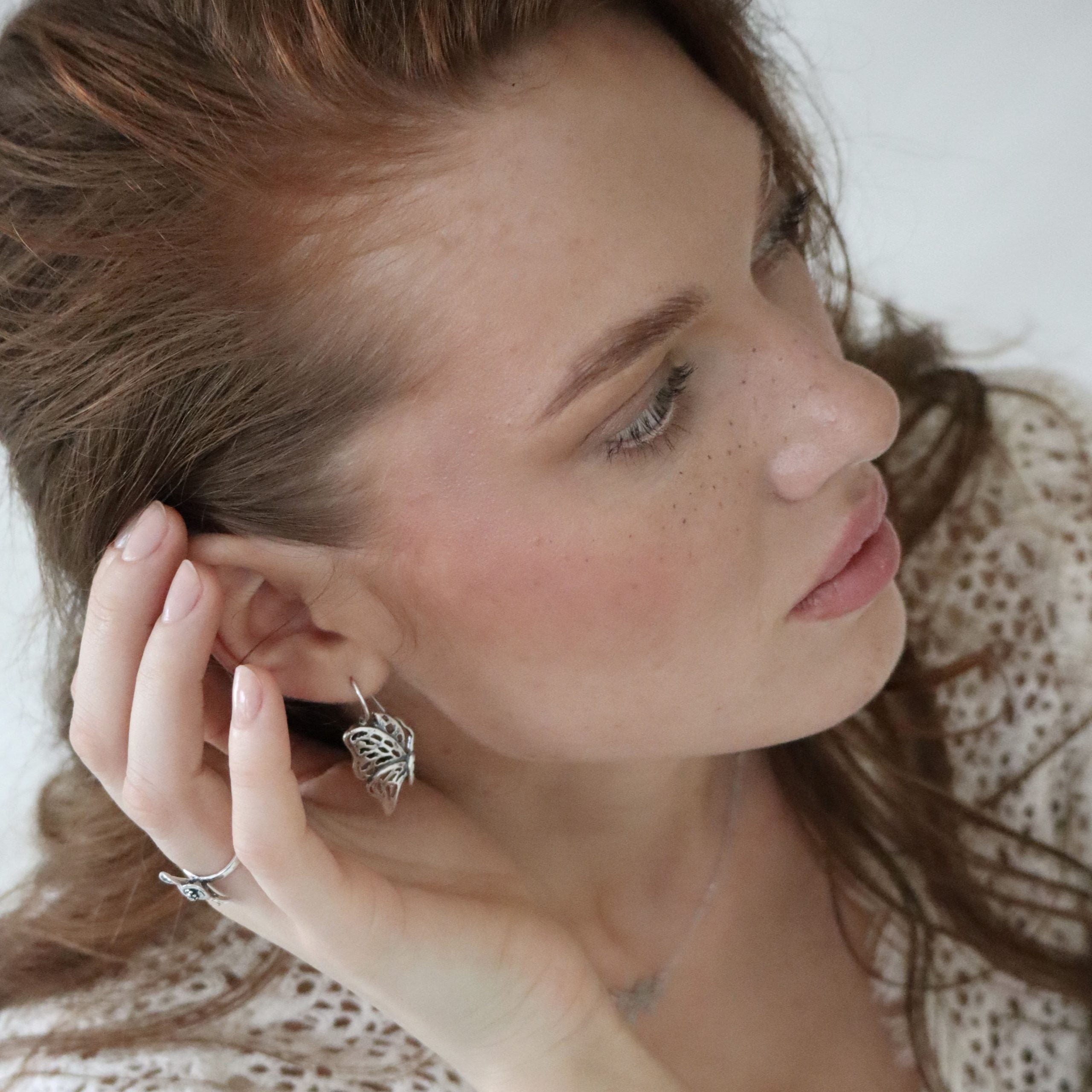 Kolczyki wiszące z motylami