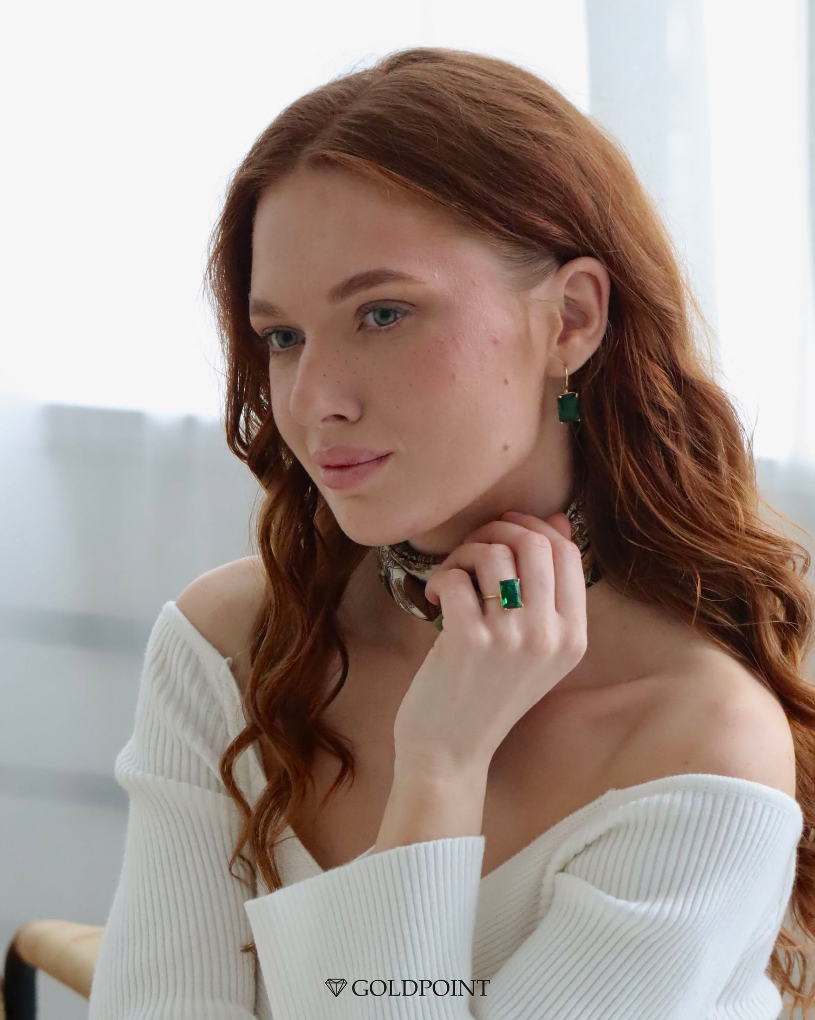 Złocone wiszące kolczyki z zielonym kamieniem