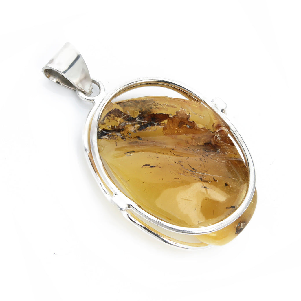 Wisior z naturalnym bursztynem w srebrnej ramce