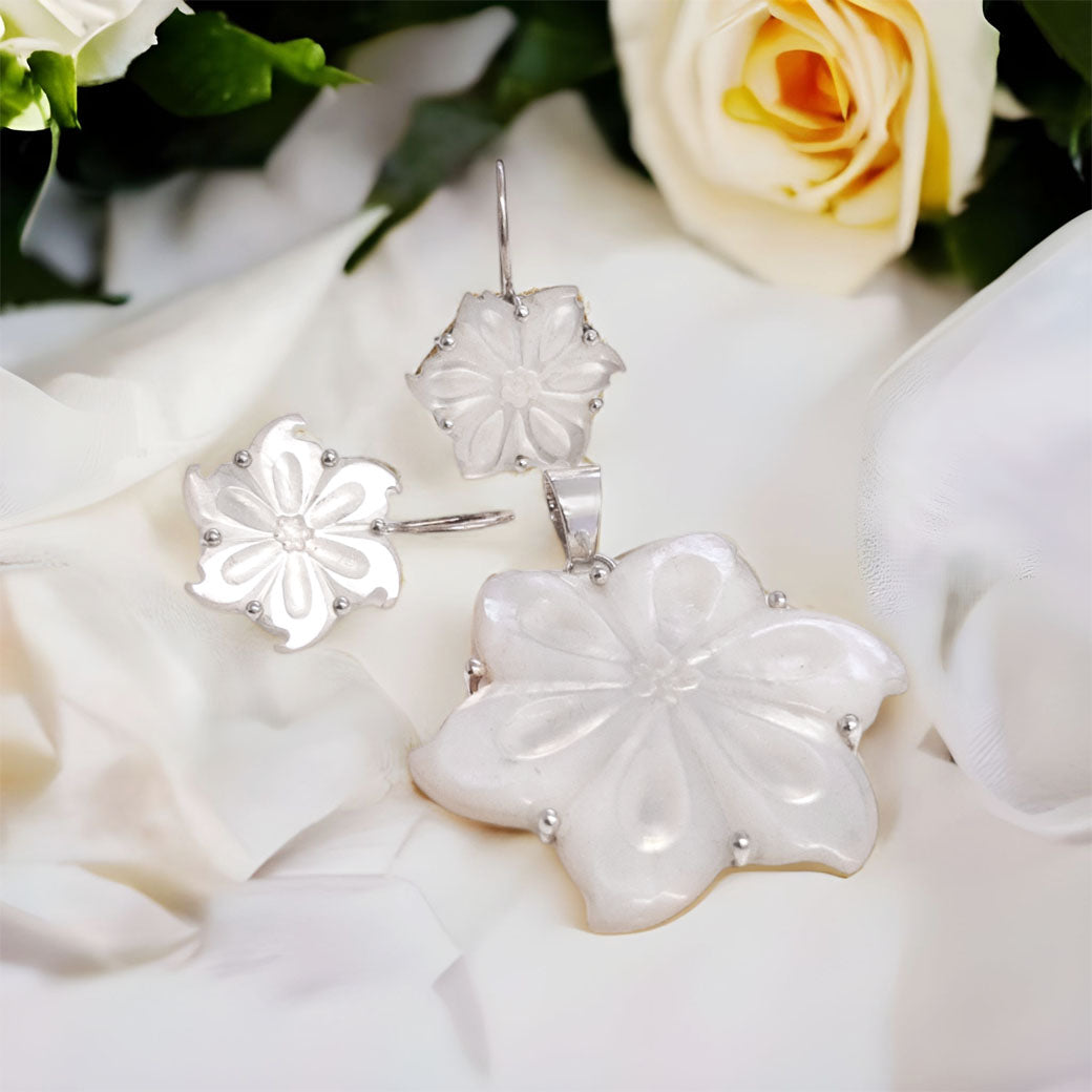 Kolczyki i wisiorek białe kwiaty - masa perłowa