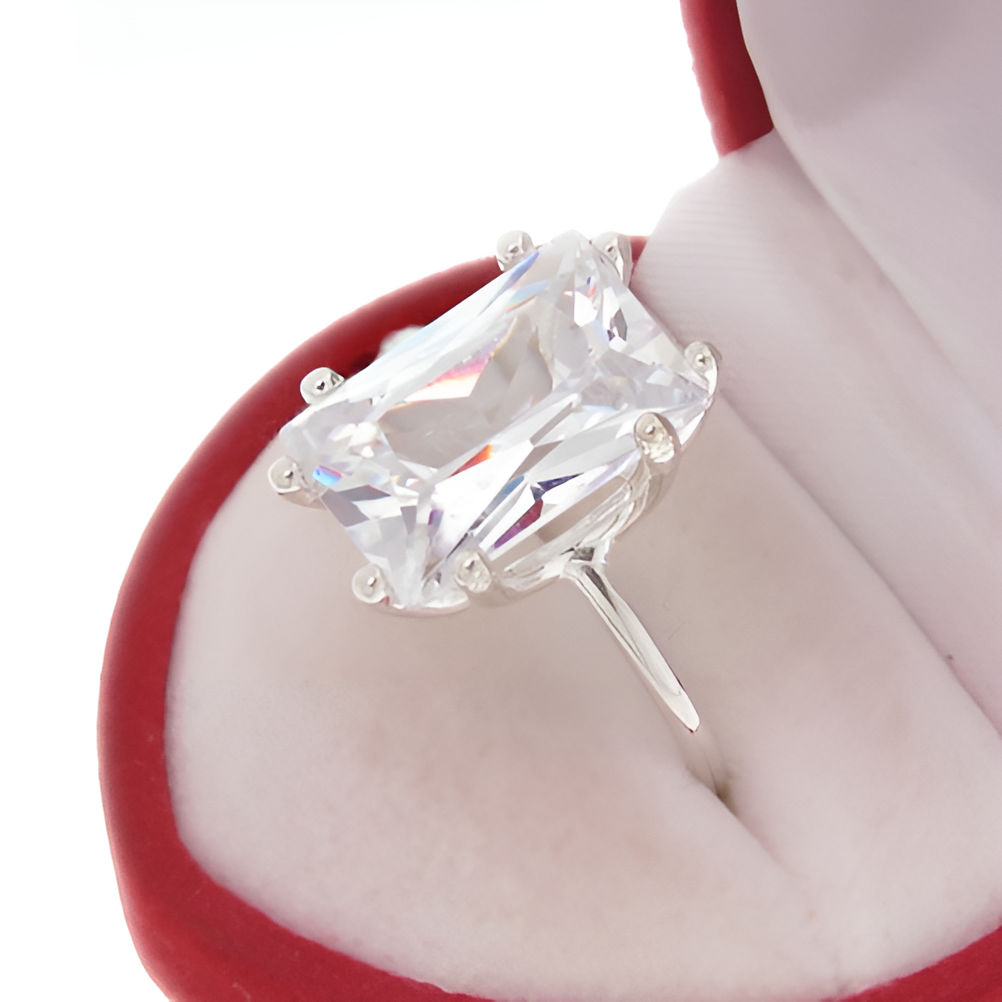 Pierścionek z dużą prostokątną cyrkonią