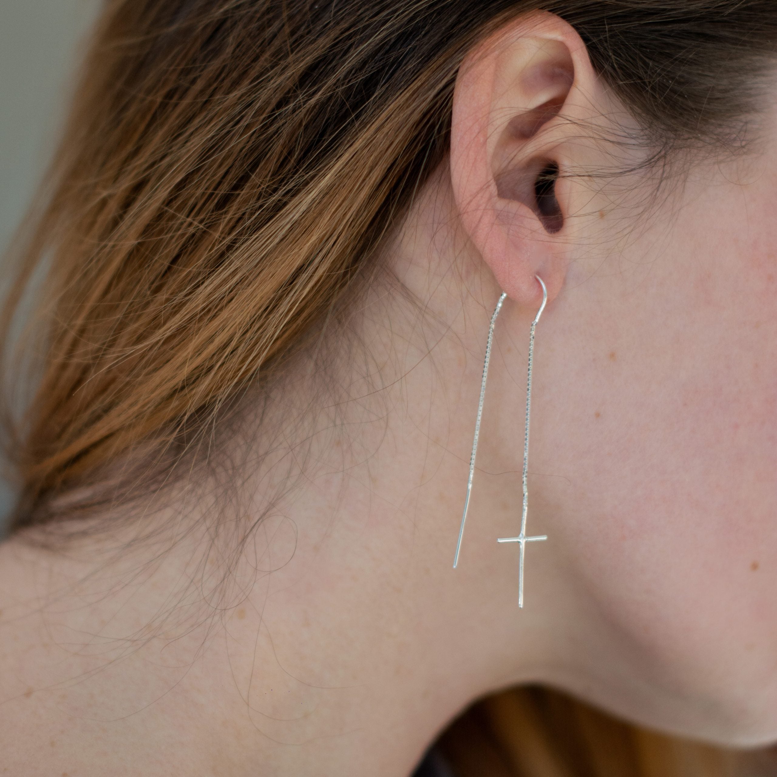 Przekładane kolczyki z krzyżykiem