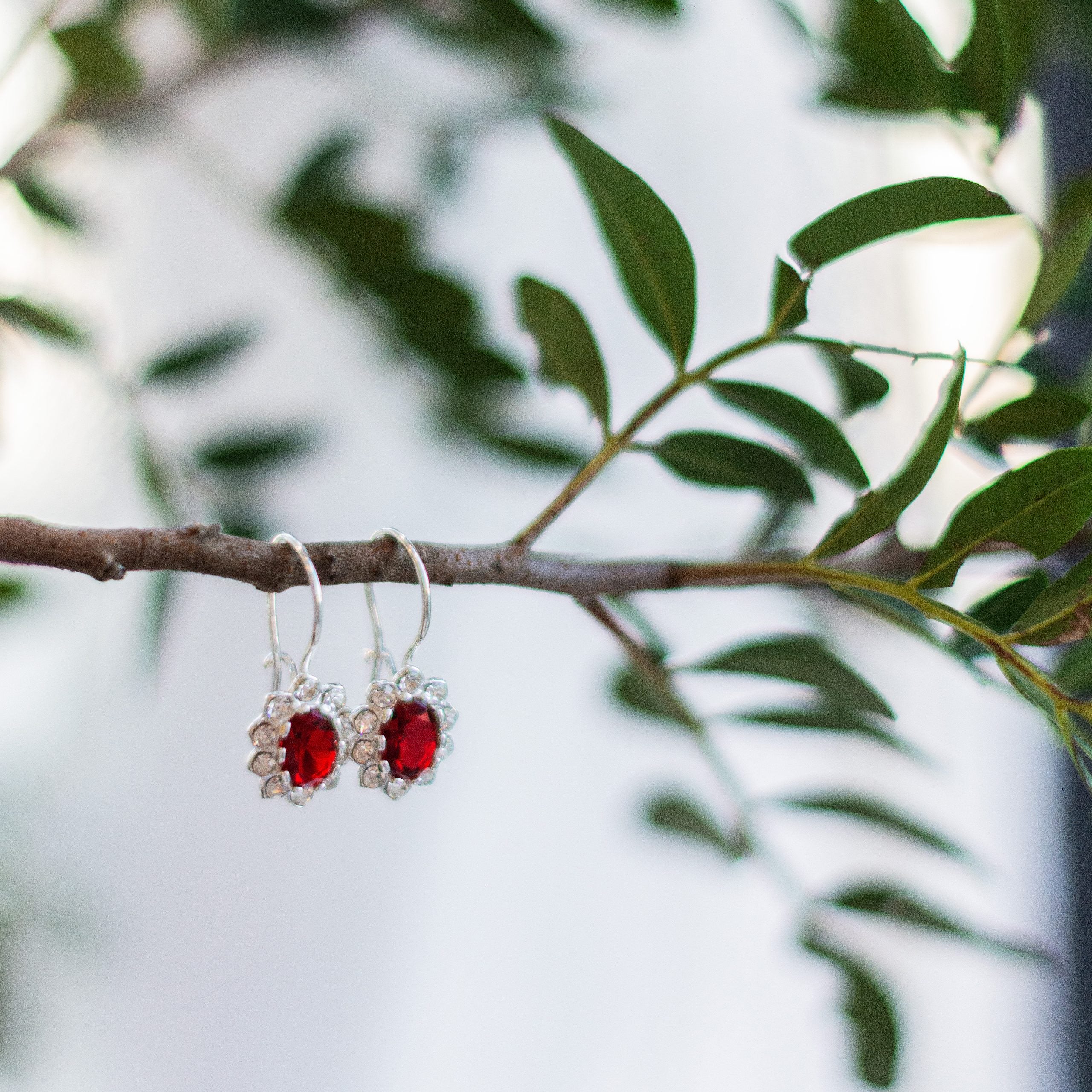 Wiszące kolczyki kwiat z rubinową cyrkonią