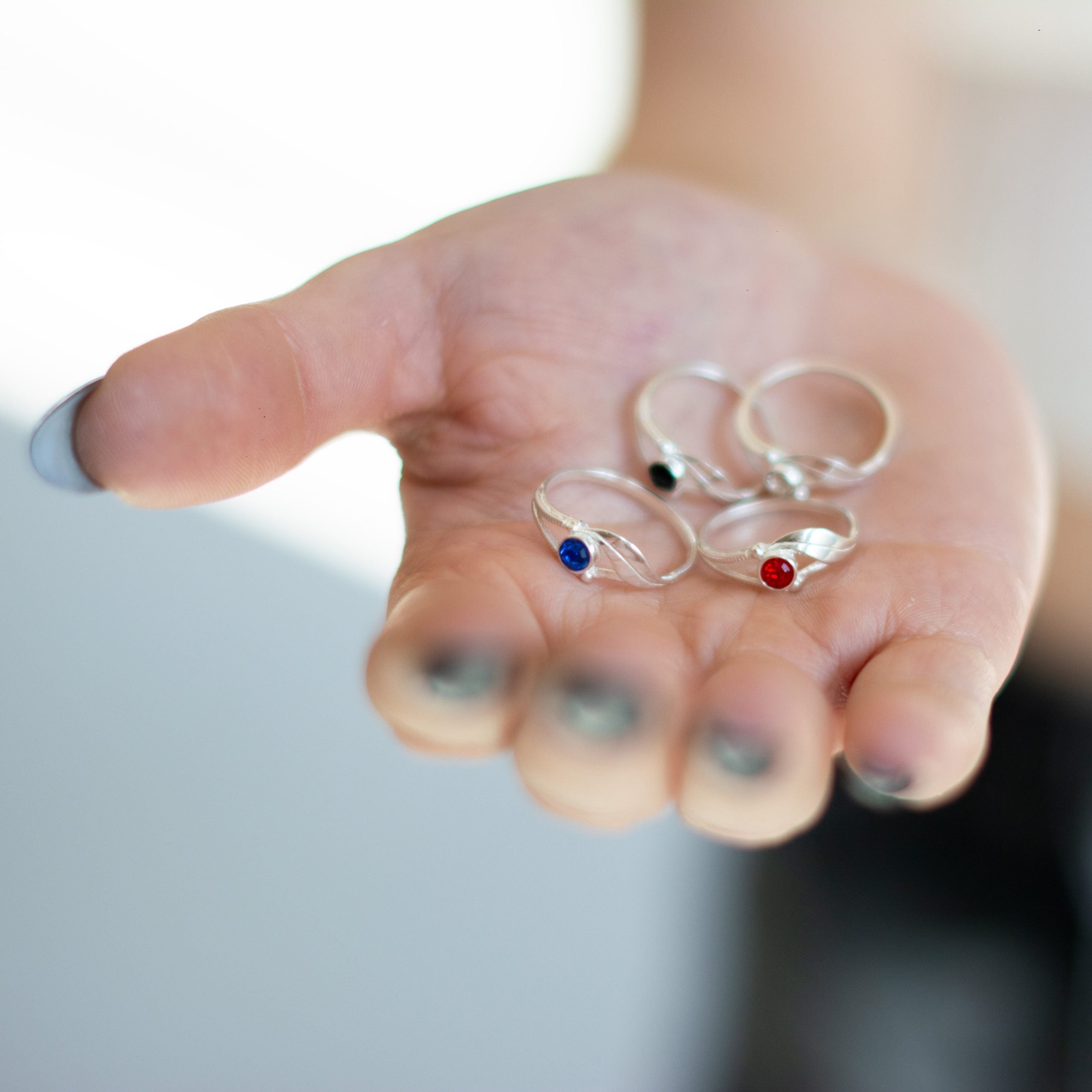 Pierścionek liść z kamieniem Rubine Red