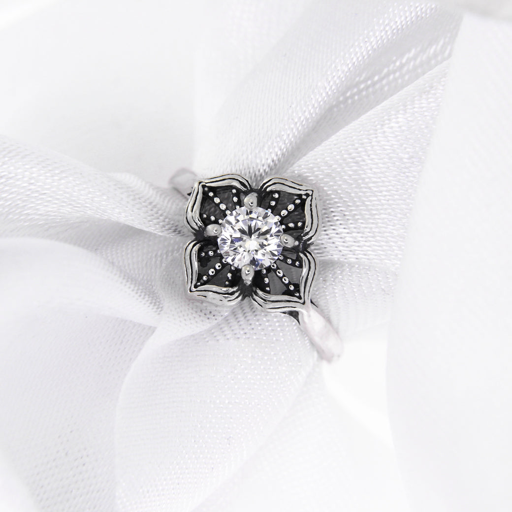 Pierścionek z ażurowym kwiatem