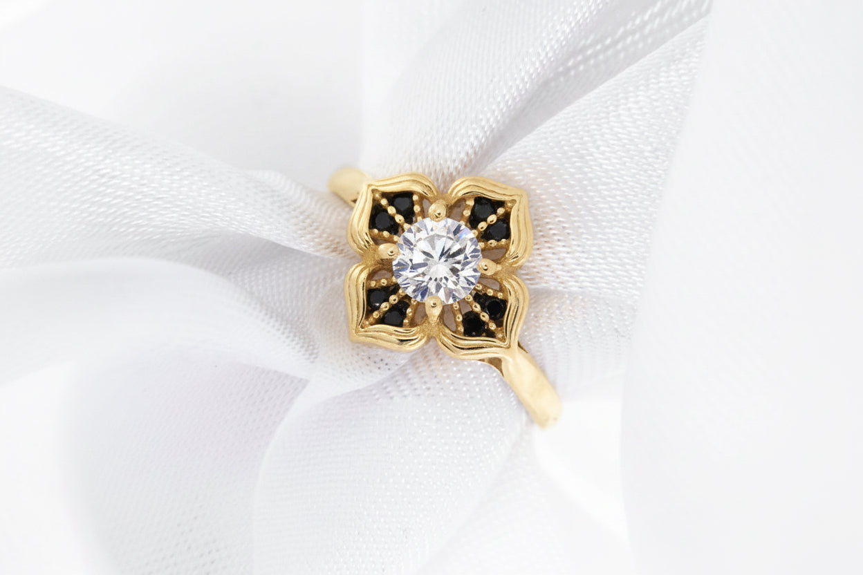 Pierścionek z ażurowym kwiatem