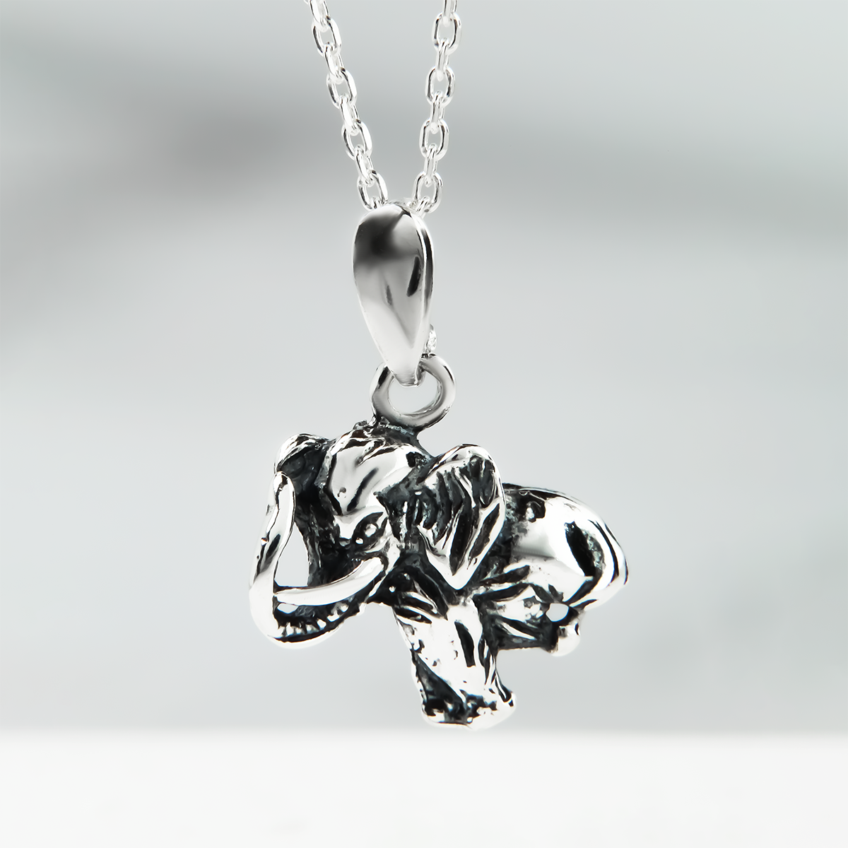 Wisiorek słoń z trąbą do góry