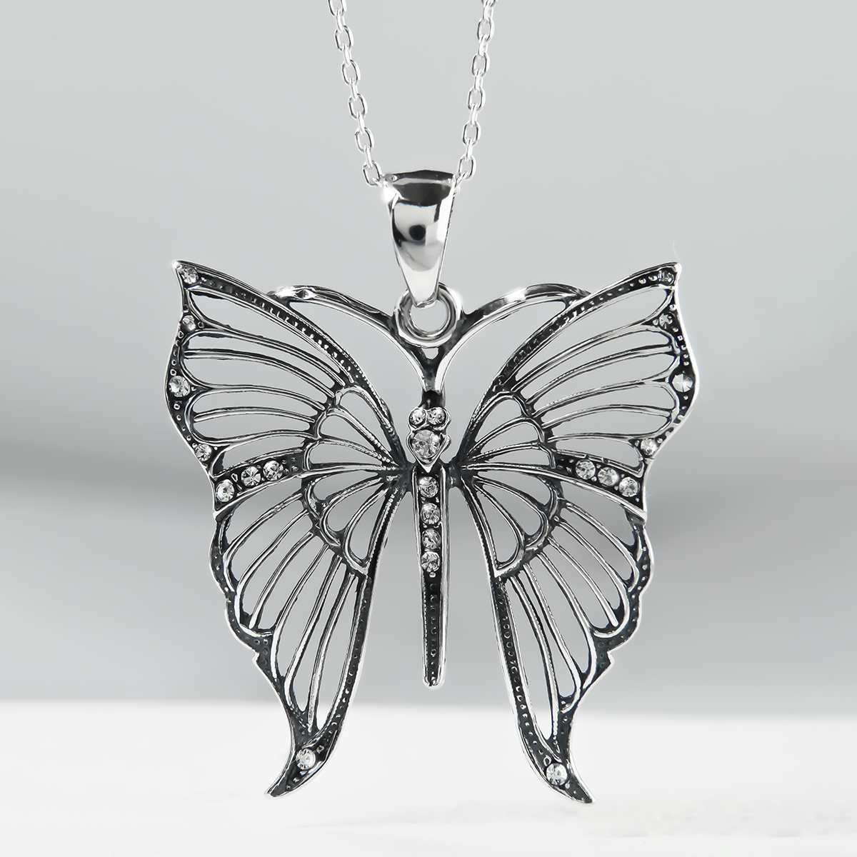 Wisior duży motyl z kamieniami