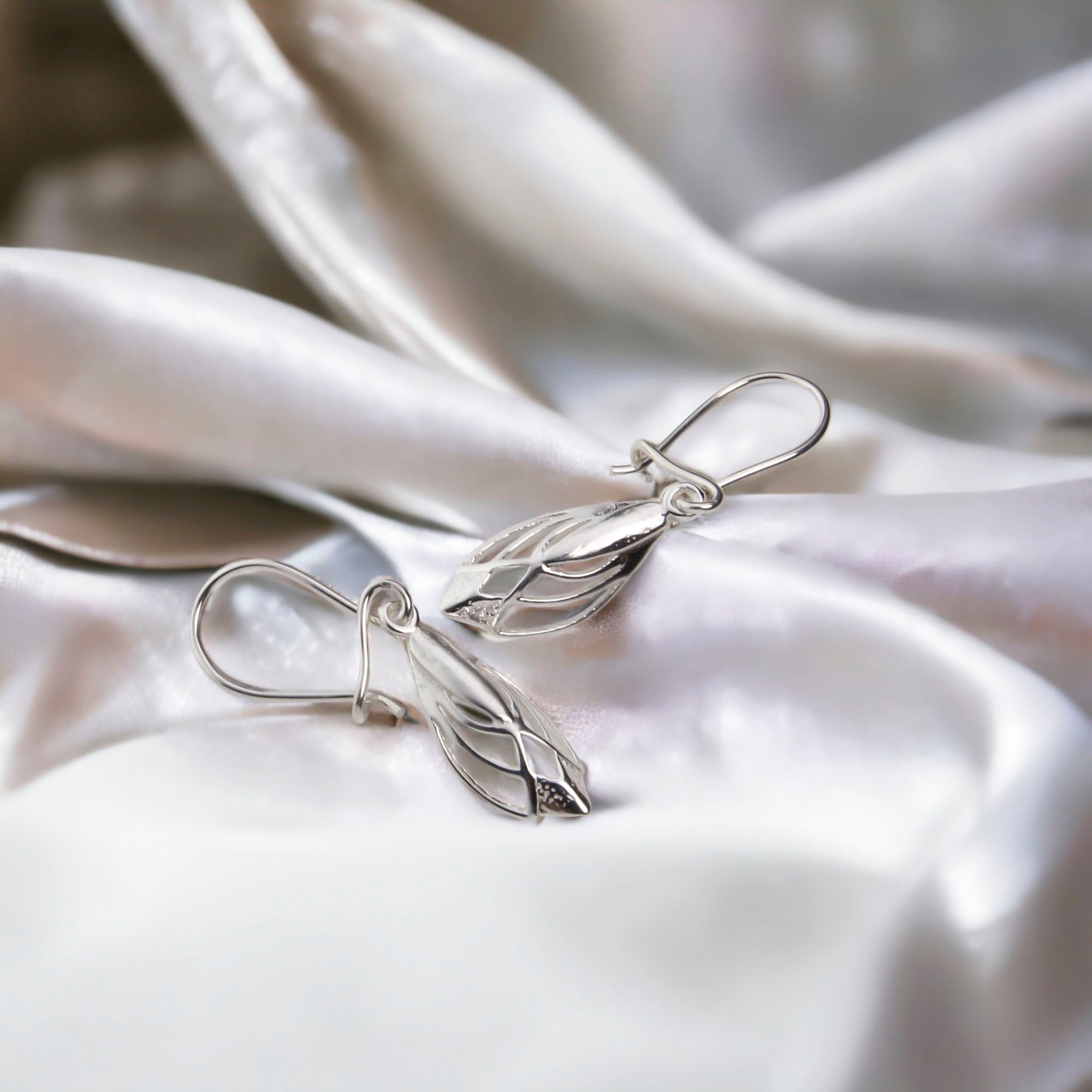 Kolczyki z ażurową ozdobą